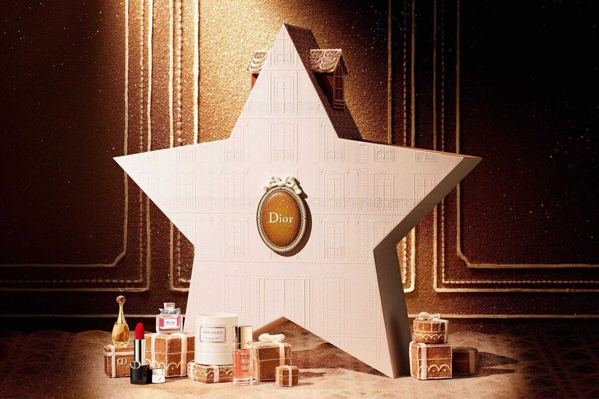 The Dior Le 30 Montaigne Advent Calendar 2026, a white star-shaped calendar modeled on the 30 Avenue Montaigne facade, with Dior lipstick, perfume and a candle at its base